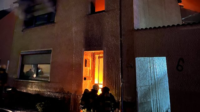 Wohnhausbrand: Rund 30 Menschen in Engers evakuiert
