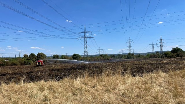 Update: Rund 2.000 Quadratmeter Feld brannten in Koblenz an der B9