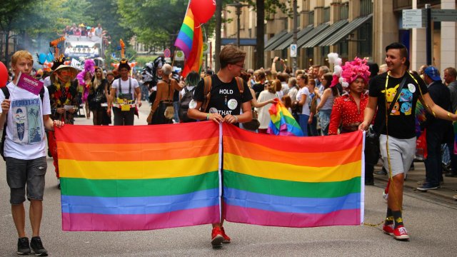 Nach Angriff in Oslo - Große Pride-Parade zieht durch Stockholm