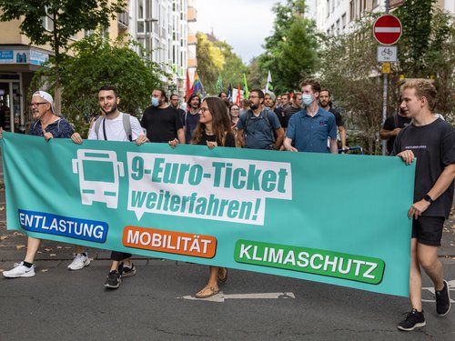 Knapp 150 demonstrieren für Erhalt des 9-Euro-Tickets Knapp 150 demonstrieren für Erhalt des 9-Euro-Tickets