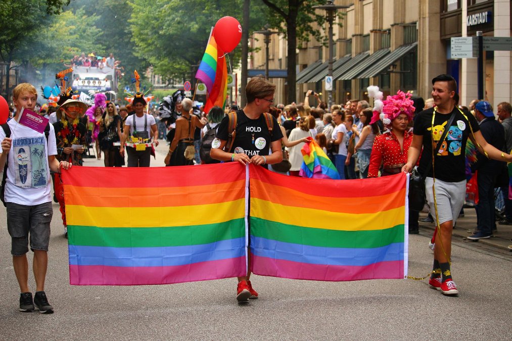 Nach Angriff in Oslo - Große Pride-Parade zieht durch Stockholm