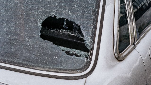 Westerwald: Unbekannte Täter werfen PKW-Scheibe mit einem Stein ein