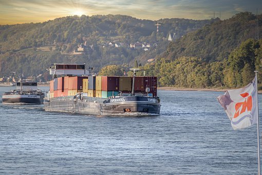 Frachtschiffe können durch mehr Wasser im Mittelrhein wieder mehr laden  