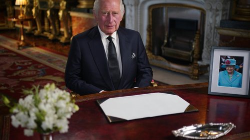 König Charles III. verspricht wie die Queen lebenslangen Dienst