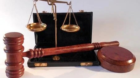 Mann sticht auf zweijährigen Jungen mit einem Messer ein   