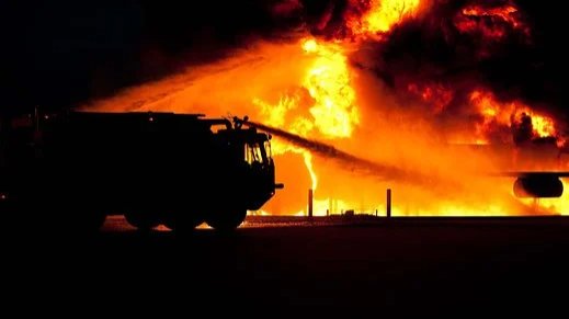 Feuerwehr birgt Toten aus brennendem Wohnhaus  