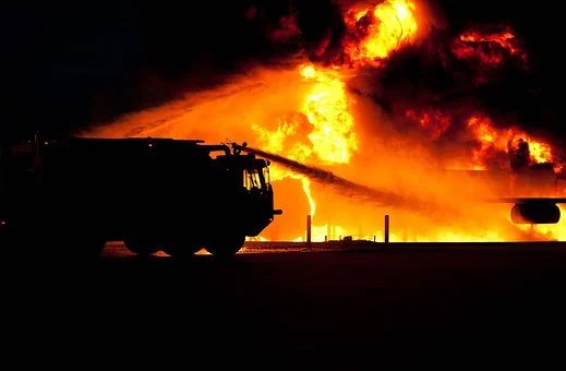 Feuerwehr birgt Toten aus brennendem Wohnhaus Feuerwehr birgt Toten aus brennendem Wohnhaus