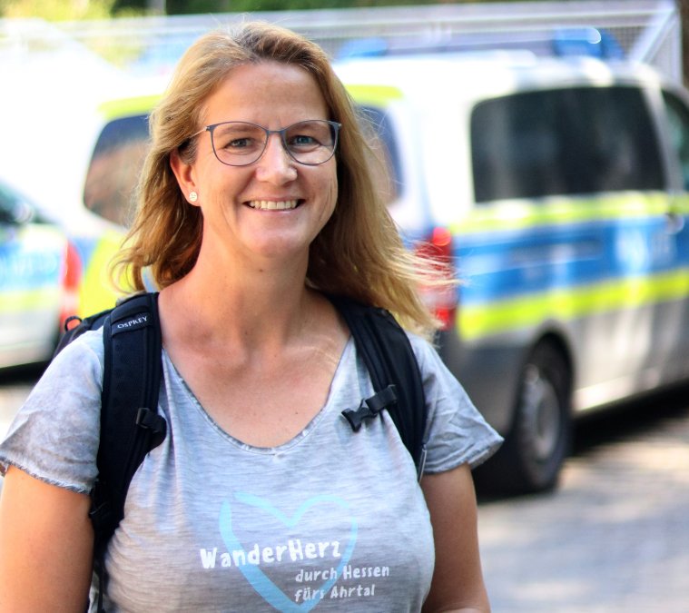 Wandernde Polizistin sammelt 10.000 Euro Spenden für das Ahrtal