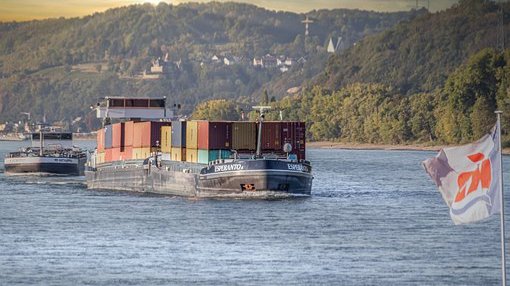 Frachtschiffe können durch mehr Wasser im Mittelrhein wieder mehr laden  