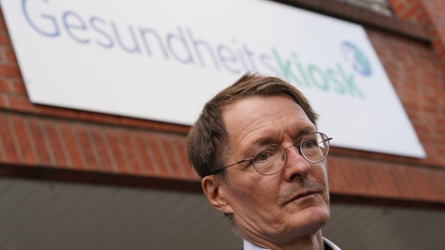 Bundesgesundheitsminister Lauterbach begrüßt Lohnsteigerungen für Pflegekräfte