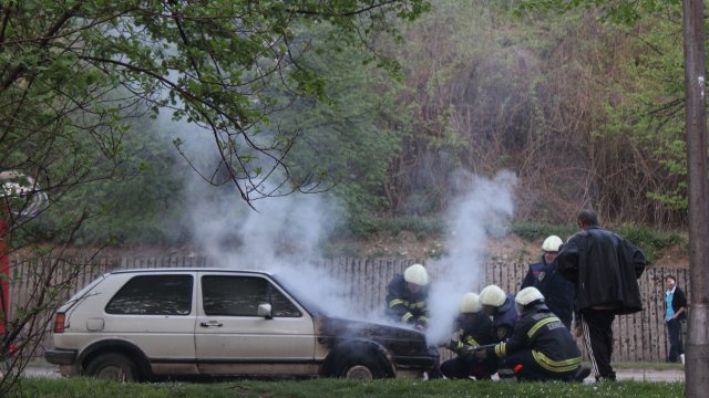 Auto gerät auf Seitenstreifen in Flammen