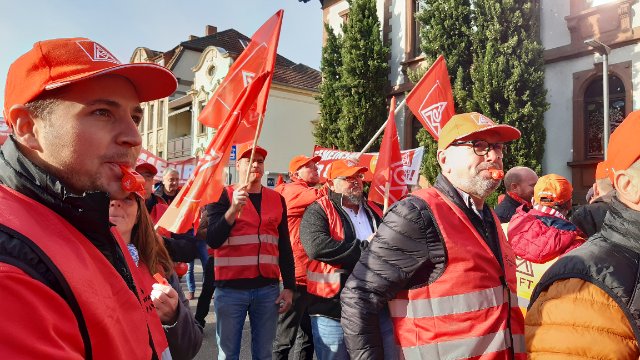 Rund 2.000 Beschäftigte machen Druck für 8 Prozent mehr Geld