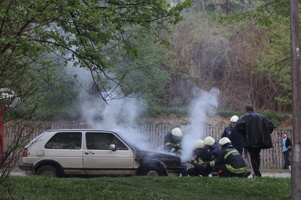 Auto gerät auf Seitenstreifen in Flammen Auto gerät auf Seitenstreifen in Flammen