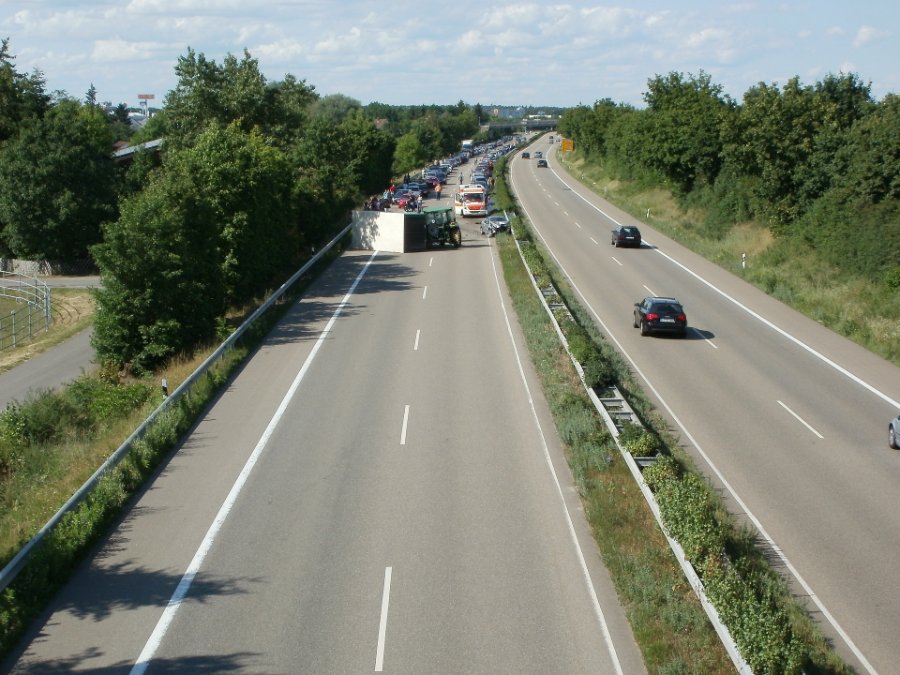 Auto überschlägt sich Auto überschlägt sich