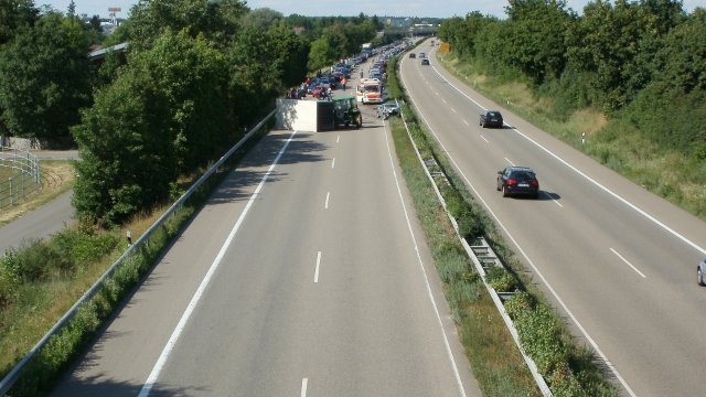 Auto überschlägt sich