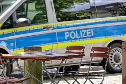 Motorradfahrer stürzt acht Meter tief Motorradfahrer stürzt acht Meter tief