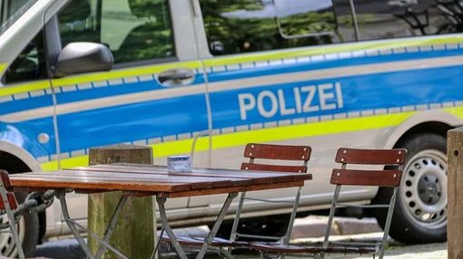 Motorradfahrer stürzt acht Meter tief
