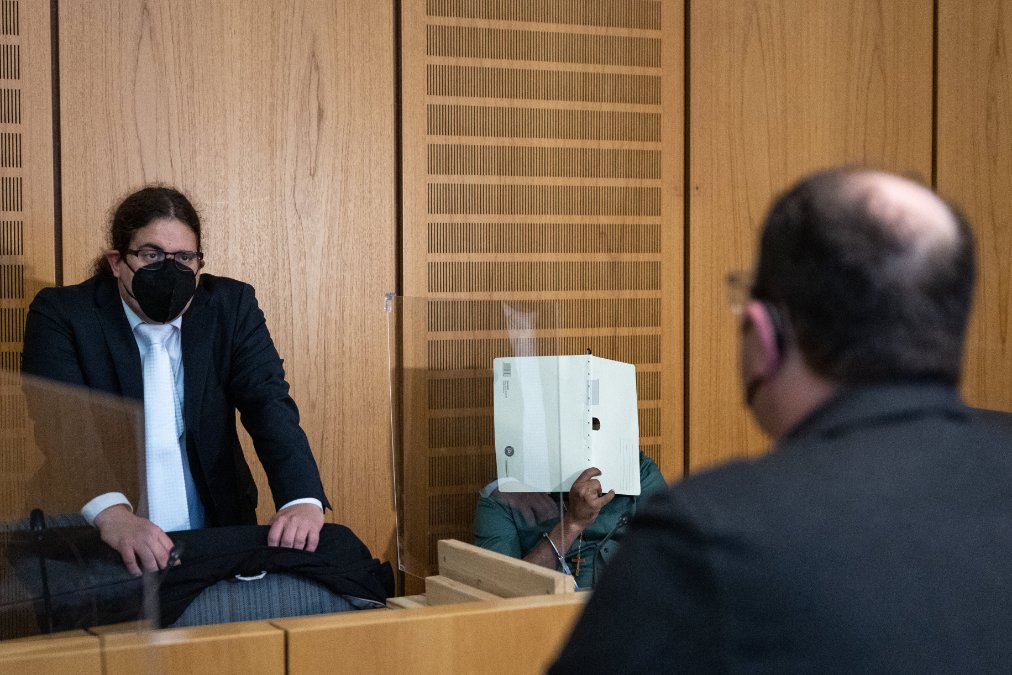 Fahrlehrer schildert Messerangriff seines Schülers vor Gericht 