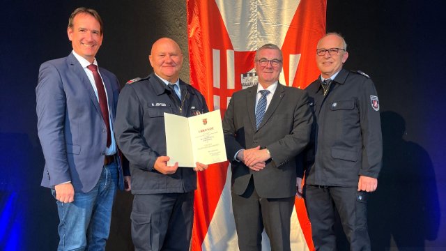 Goldenes Feuerwehr-Ehrenzeichen für Norbert Jentzig
