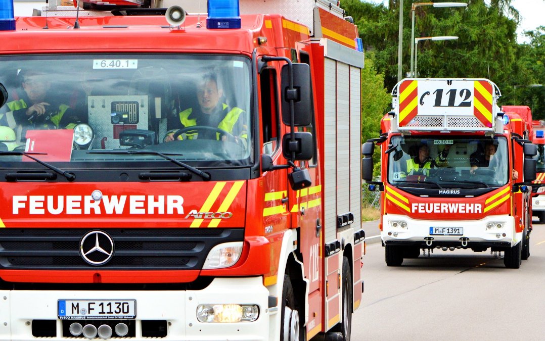 Auto in Baugrube löst Großeinsatz der Feuerwehr aus