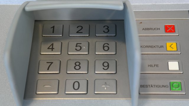Unbekannte sprengen Geldautomaten in Neustadt Wied
