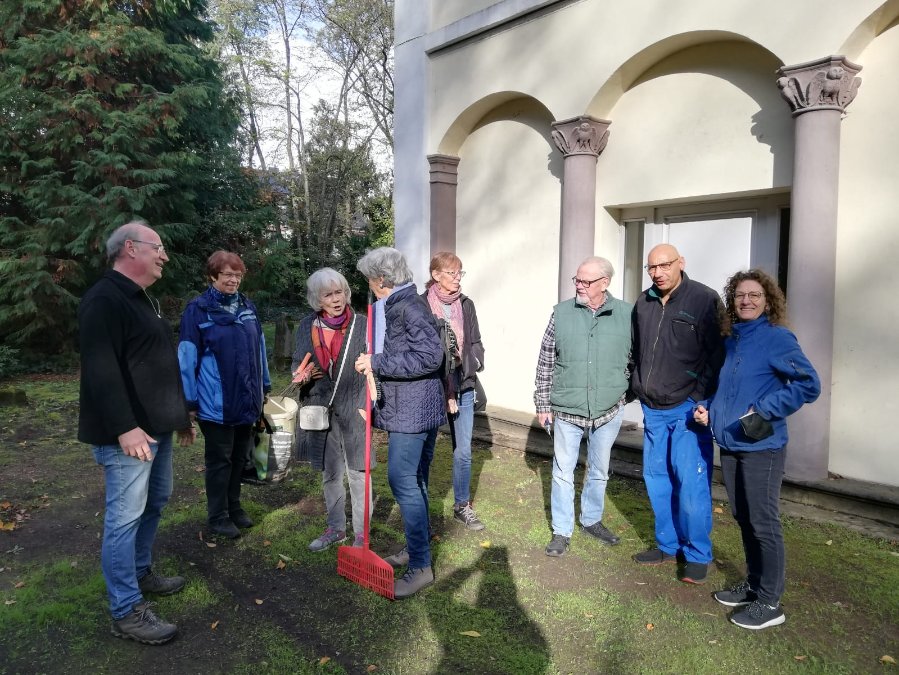 Grabpaten bringen Alten Friedhof auf Vordermann Grabpaten bringen Alten Friedhof auf Vordermann