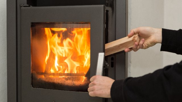 Austauschpflicht und Energiekrise treiben Kaminofen-Nachfrage an