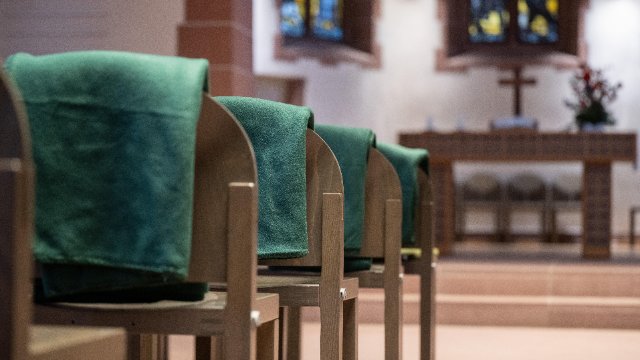 Gottesdienst mit Decke und Glühwein? Wie Kirchen Energie sparen