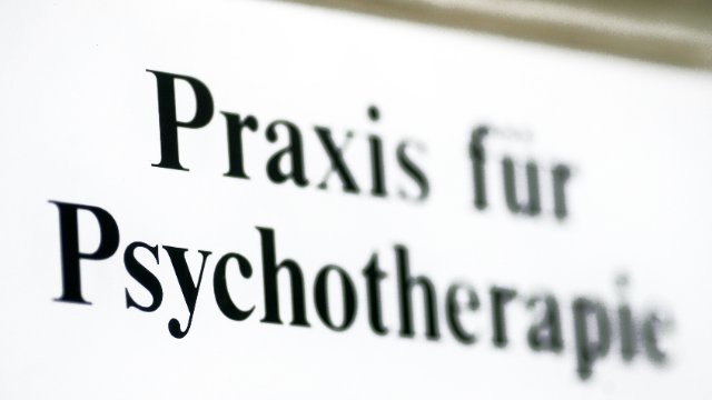 Minister Hoch macht sich für mehr Psychotherapieplätze stark