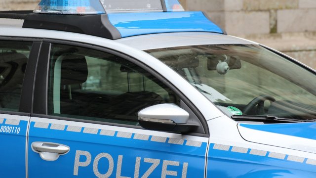 Koblenz: Auto überrollt Bein von Passantin - Frau schwer verletzt