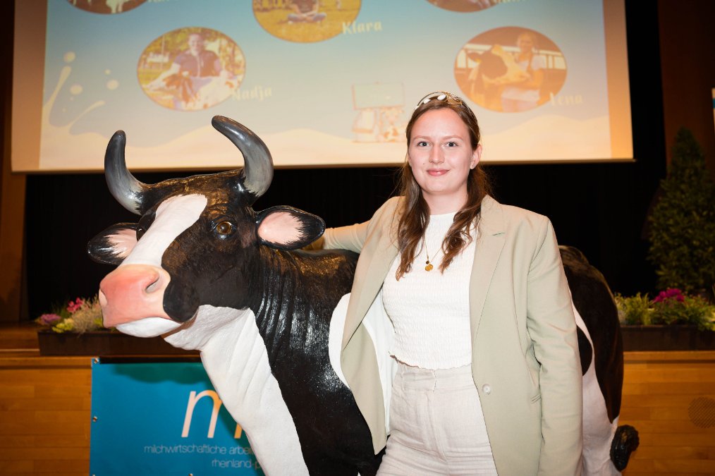 Klara Scholtes ist neue Milchkönigin für Rheinland-Pfalz und Saarland Klara Scholtes ist neue Milchkönigin für Rheinland-Pfalz und Saarland