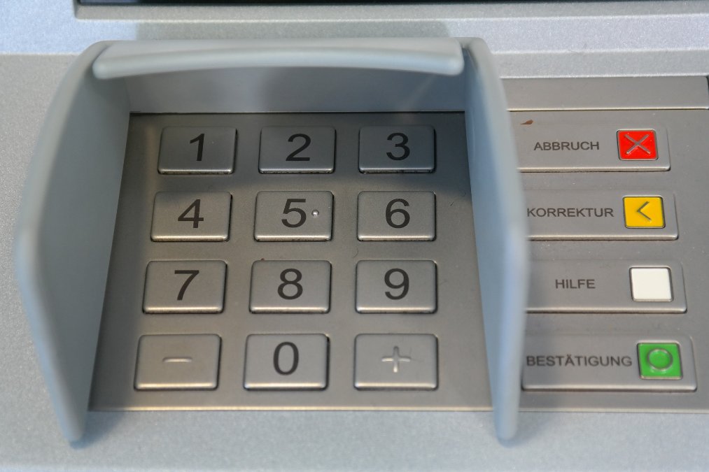 Unbekannte sprengen Geldautomaten in Neustadt Wied