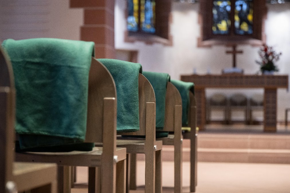Gottesdienst mit Decke und Glühwein? Wie Kirchen Energie sparen