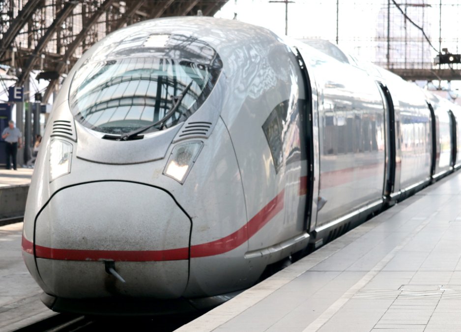 Andernach: ICE durch Steinwurf an Frontscheibe beschädigt Andernach: ICE durch Steinwurf an Frontscheibe beschädigt