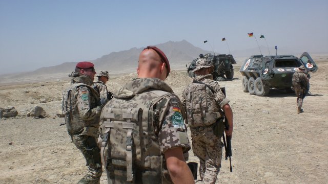 Lambrecht besucht Auslieferungslager für Bundeswehr-Bekleidung
