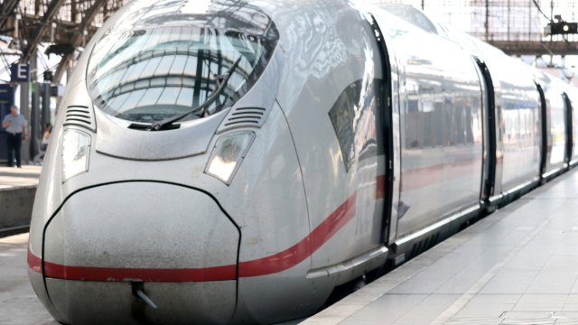 Andernach: ICE durch Steinwurf an Frontscheibe beschädigt