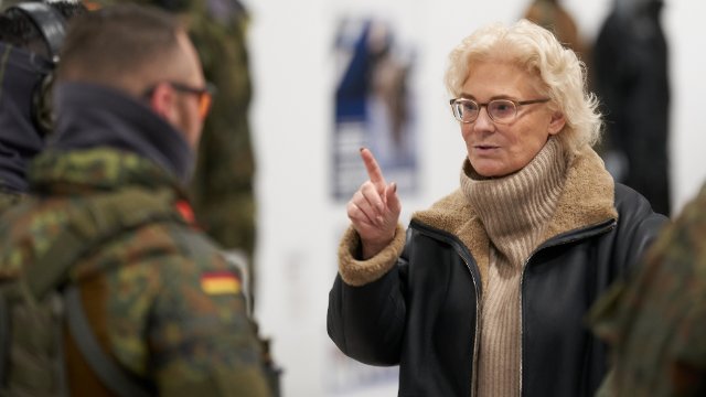 Verteidigungsministerin Lambrecht geht auf Kritiker zu