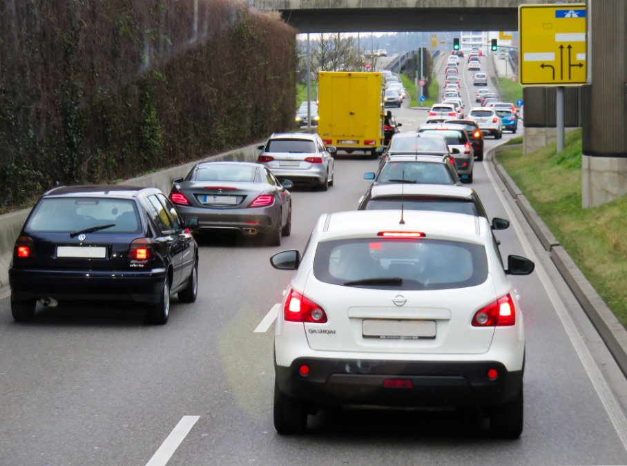 ADAC rechnet mit Staus vor Weihnachten - A61 dürfte voll werden ADAC rechnet mit Staus vor Weihnachten - A61 dürfte voll werden
