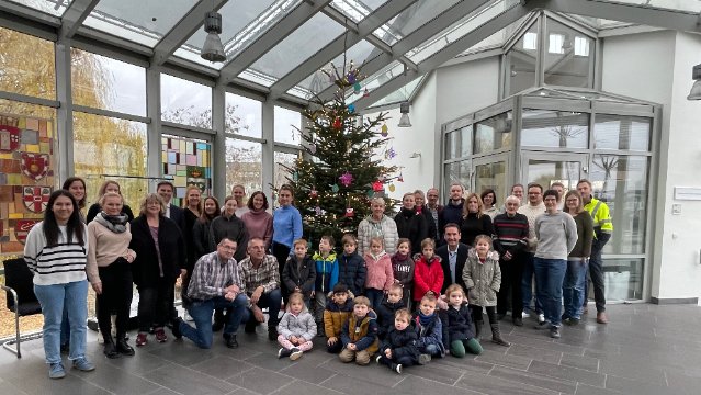 Märchenwald-Kita sorgt für weihnachtlichen Glanz im Rathaus