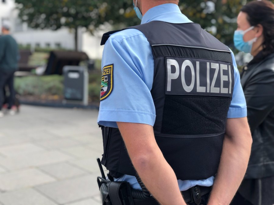 Koblenz: Mann wirft Messer Richtung Polizei und wird mit Taser gestoppt