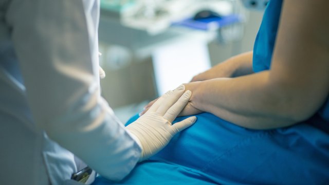 Krankenkasse: Stundenlöhne von Pflegekräften gestiegen