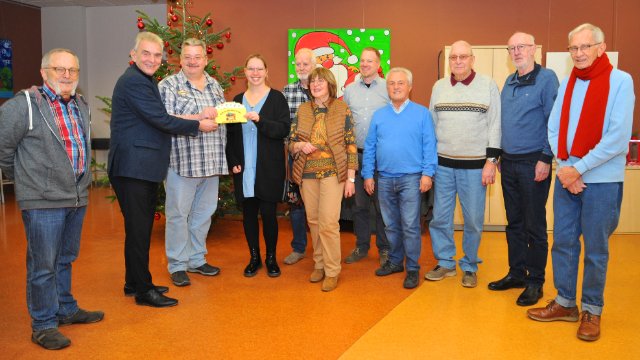 „Häcker 60Plus“ spenden für Kinder-Projekte