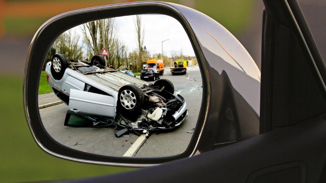 Eifel: 56-Jähriger übersieht Verkehrsinsel und überschlägt sich