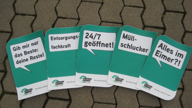 Aufkleber auf öffenlichen Papierkörben sollen Bevölkerung sensibilisieren