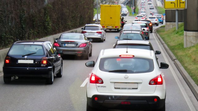 ADAC rechnet mit Staus vor Weihnachten - A61 dürfte voll werden