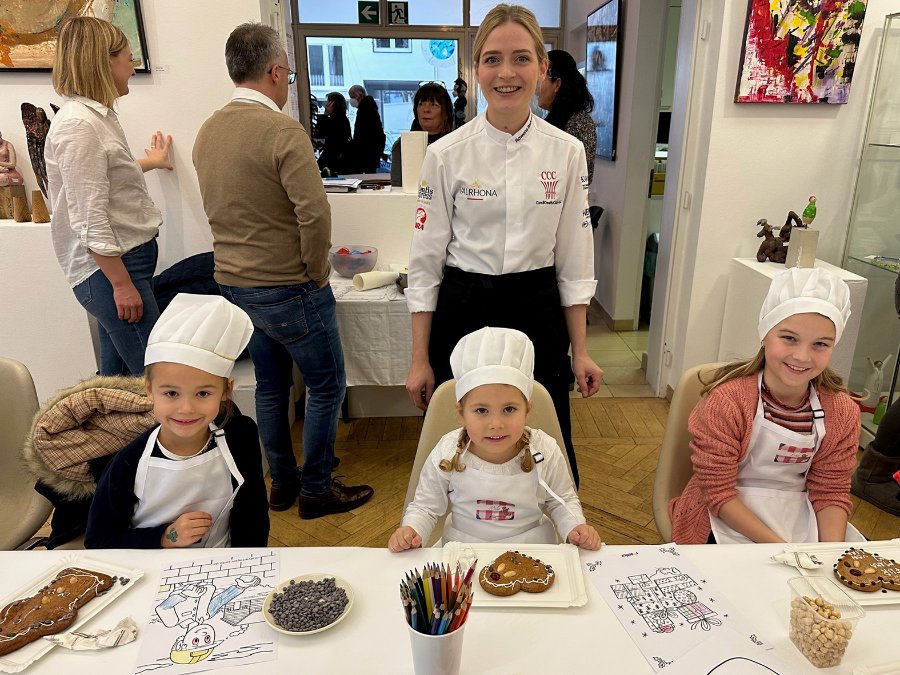 Kinder schufen mit der besten deutschen Konditorin Rowena Redwanz ganz persönliche Lebkuchenhäuser Kinder schufen mit der besten deutschen Konditorin Rowena Redwanz ganz persönliche Lebkuchenhäuser