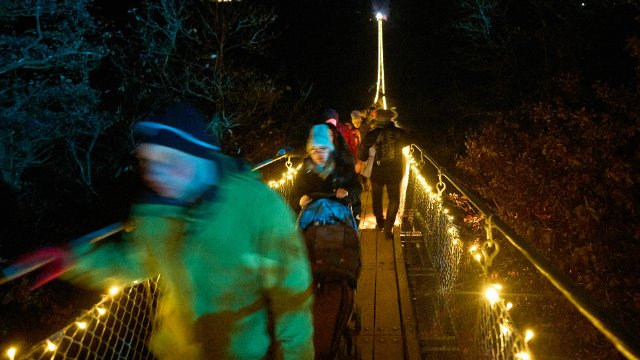 7000 LED-Lampen lassen Hängebrücke Geierlay weihnachtlich leuchten