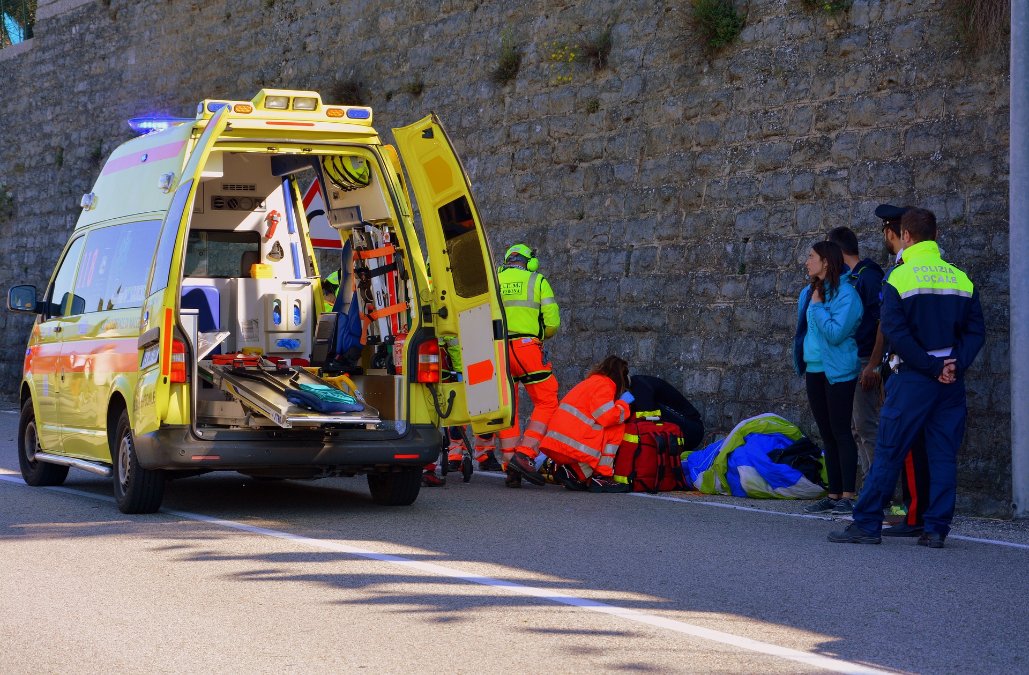 Autofahrerin übersteht meterlange Rutschpartie fast unversehrt Autofahrerin übersteht meterlange Rutschpartie fast unversehrt