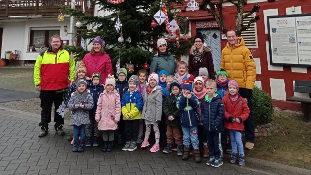 Weihnachtsbaum am Backes in Arzbach geschmückt