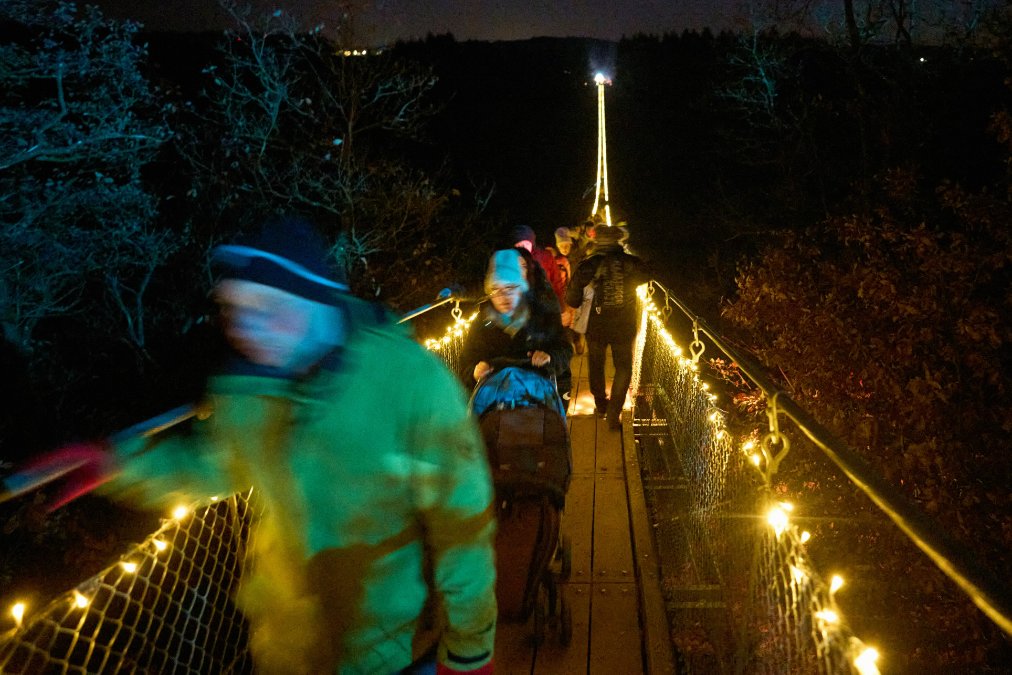 7000 LED-Lampen lassen Hängebrücke Geierlay weihnachtlich leuchten 7000 LED-Lampen lassen Hängebrücke Geierlay weihnachtlich leuchten